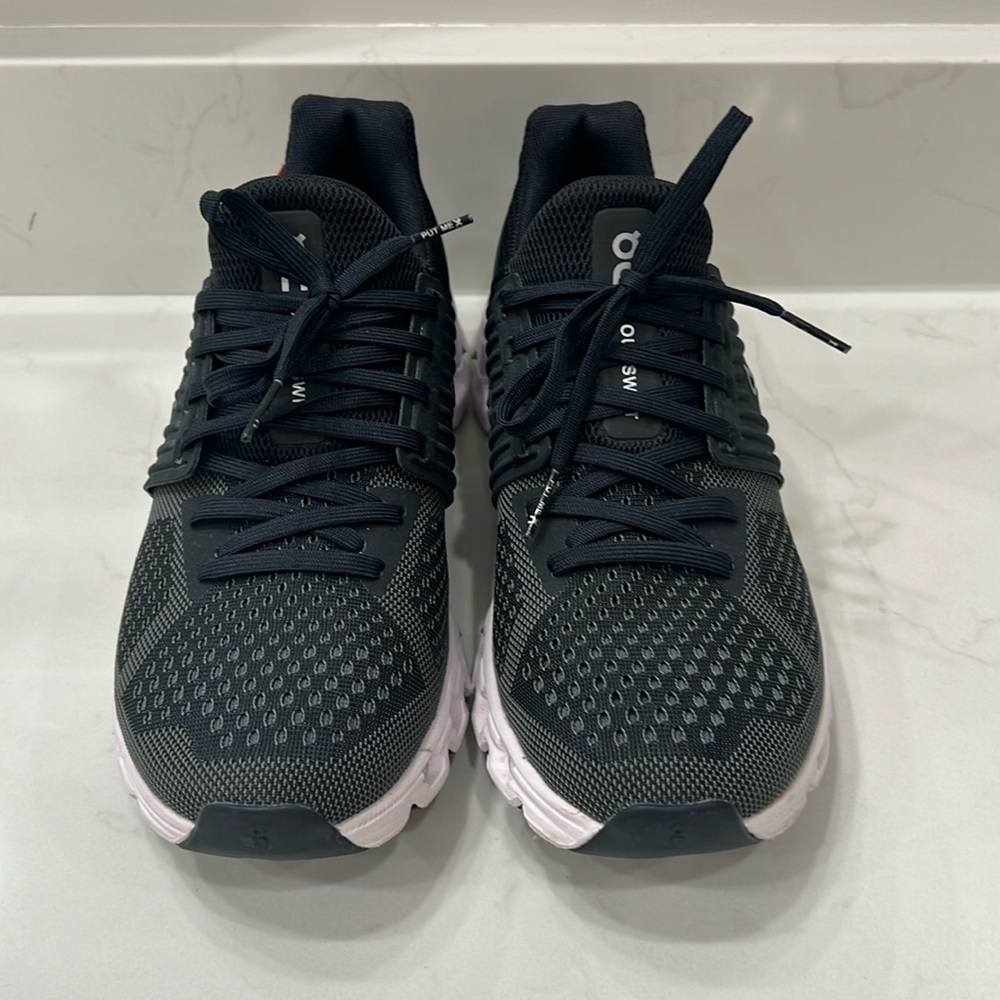 Women’s OnCloud tennis shoes Size 8